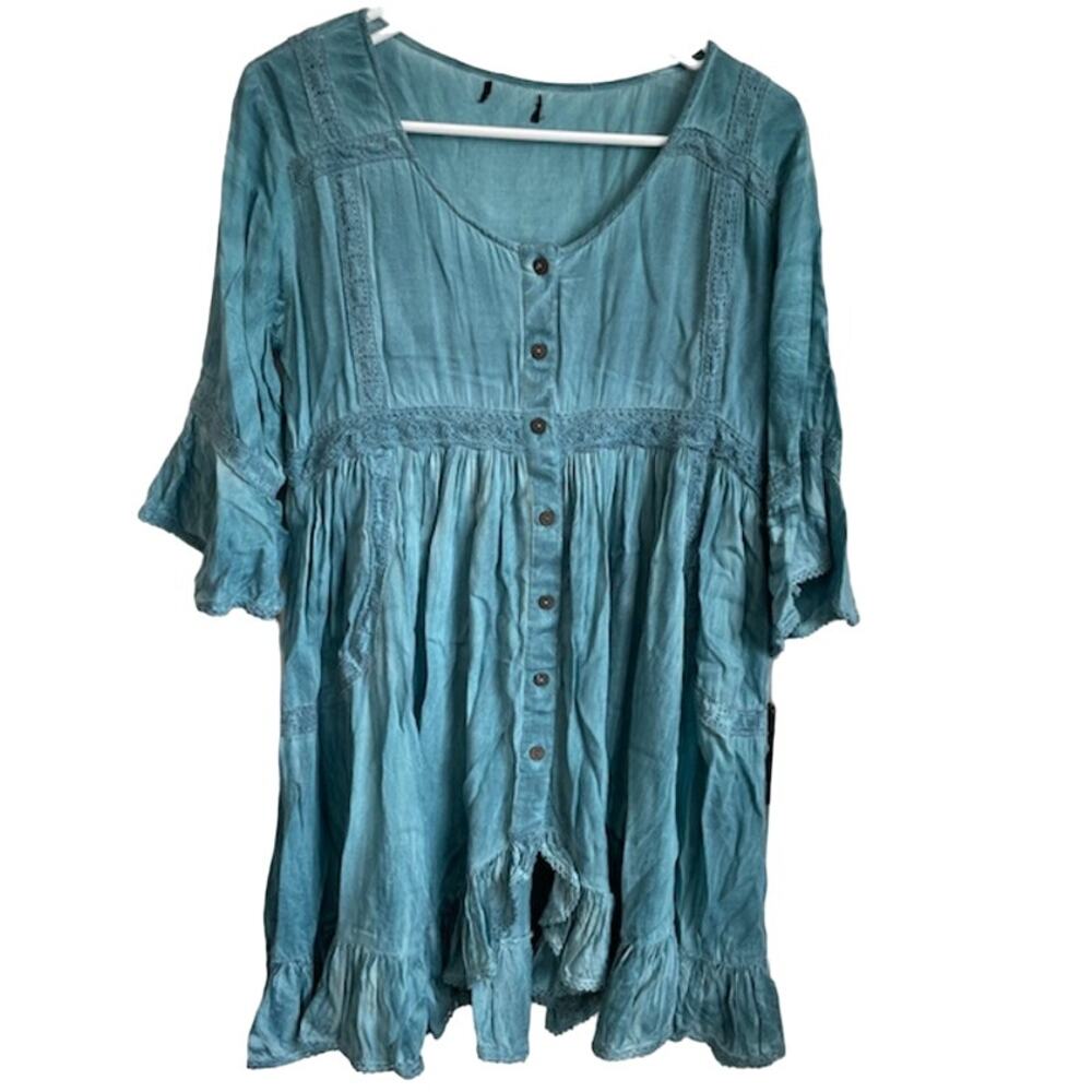 Urban Market Warehouse women's aqua button down tunic.